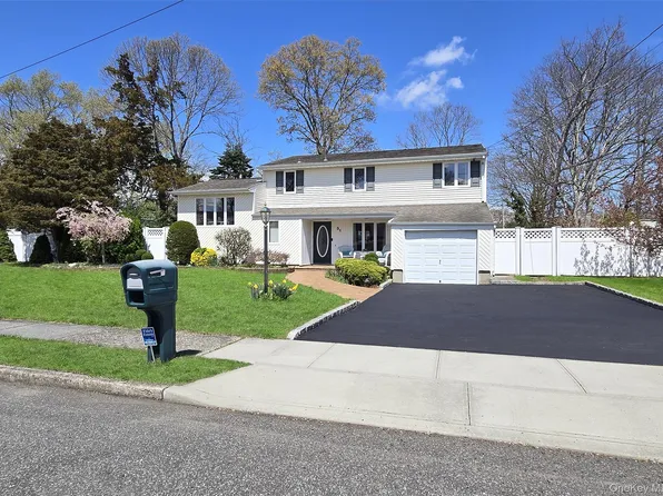 31 Executive Road, Selden, NY 11784