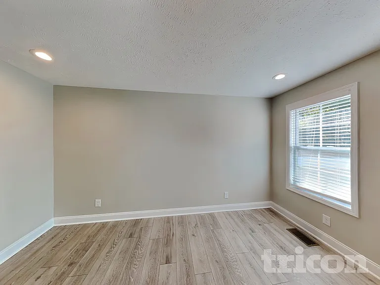 189 Bonnell Dr — Photo 2