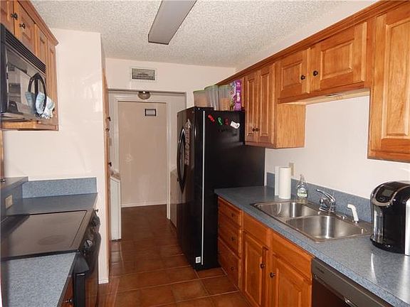 4th image of 825 Woodcrest Dr