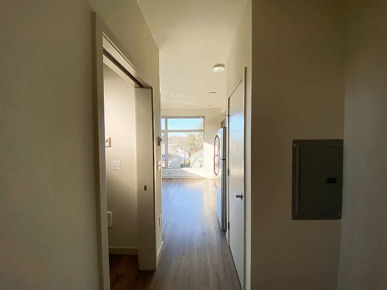 East John Apartments — Photo 13