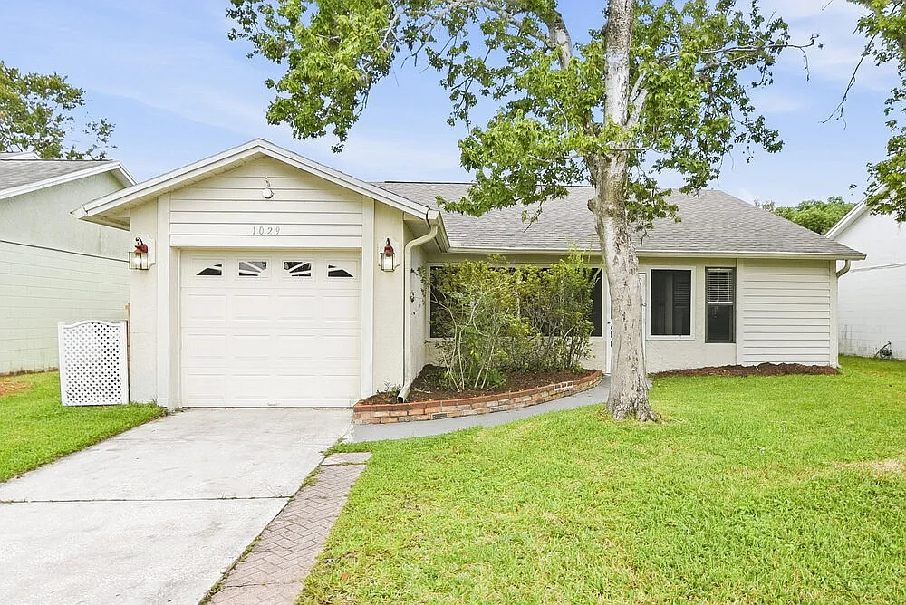 3 bed, 2.0 bath, 1409 sqft, $2,290 — Photo 1