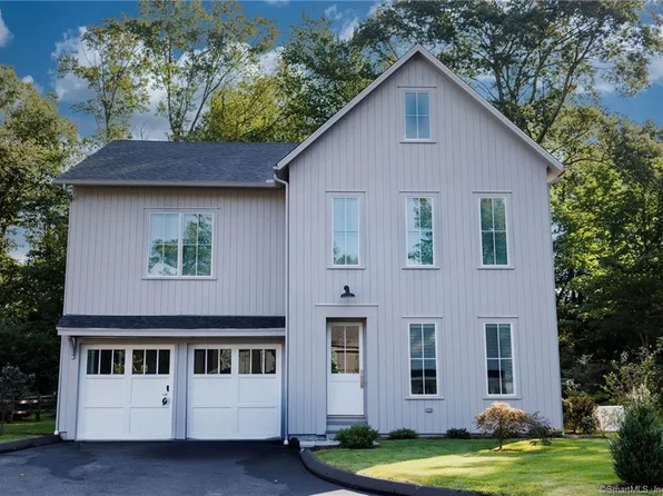 12 White Barns Ln, Norwalk, CT 06851