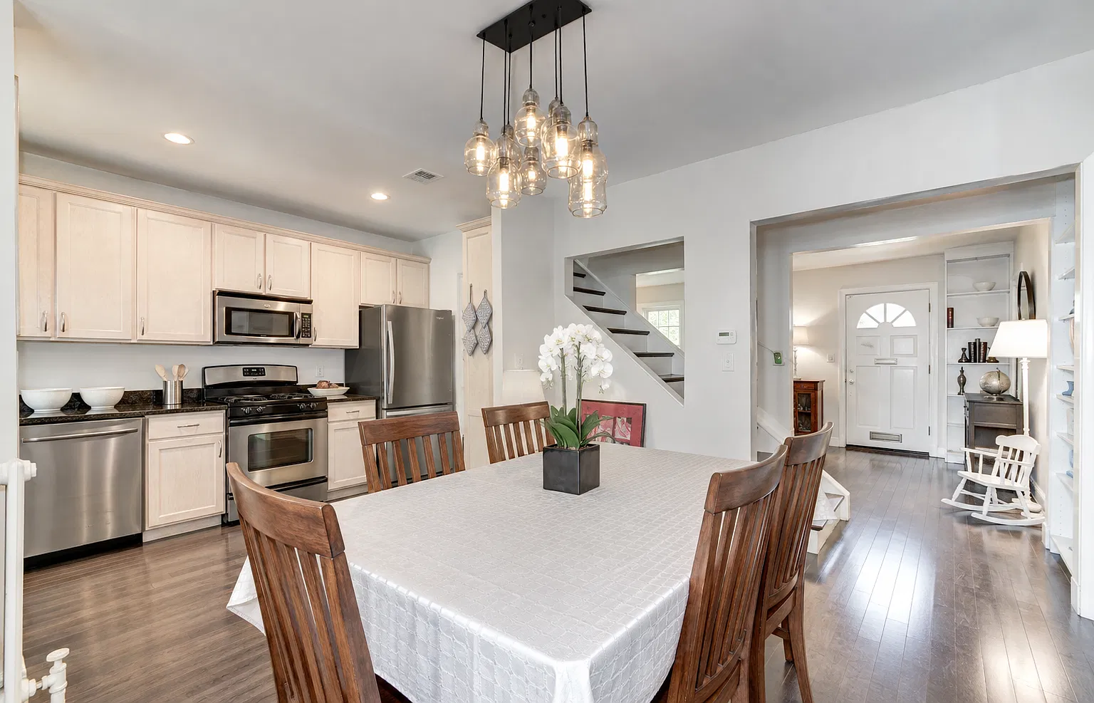 4 bed, 1820 sqft, $6,100 — Photo 4