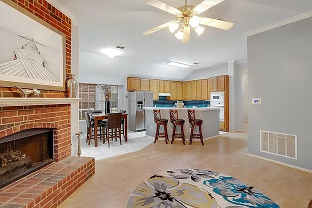 11616 Alexandria Dr — Photo 4