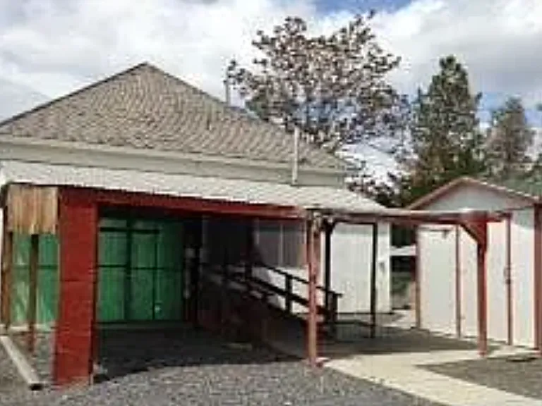 715 Western Ave — Photo 2