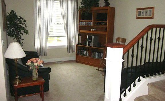 Formal living/sitting room.