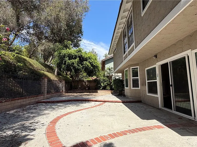1637 Peacock Ln — Photo 31