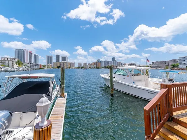 462 Golden Isles Dr APT 207, Hallandale, FL 33009