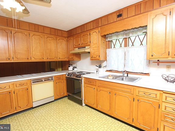 4th image of 213 Bloomingdale Ave