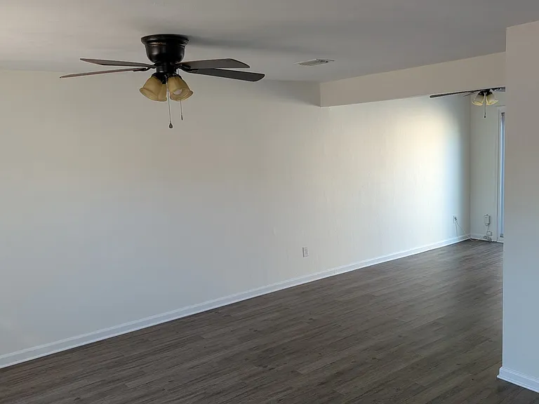 714 Huntly Dr — Photo 2