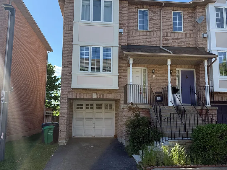 80 Acorn Pl #16 — Photo 1