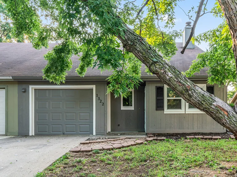 1322 N Harvey Dr — Photo 32