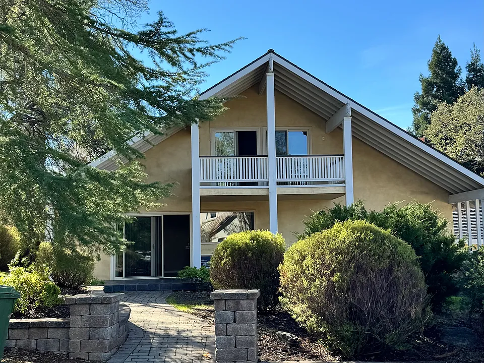 2825 King Edward Dr
