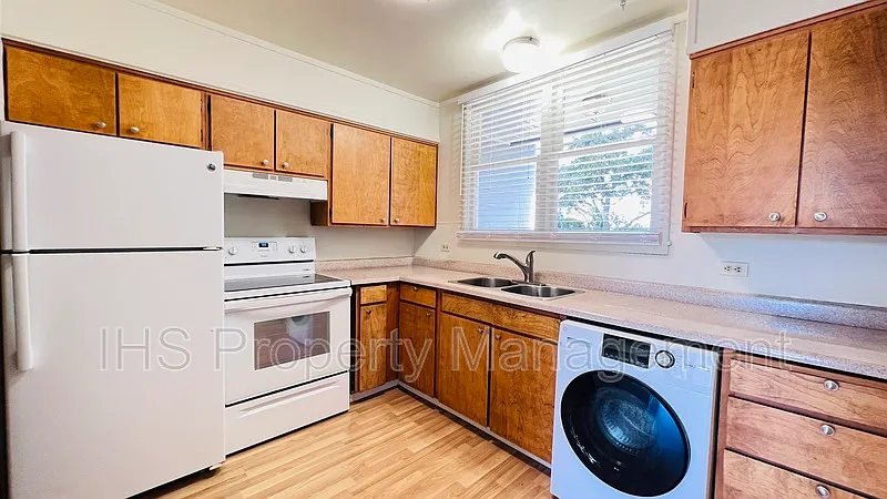Anthony Apartments — Photo 2