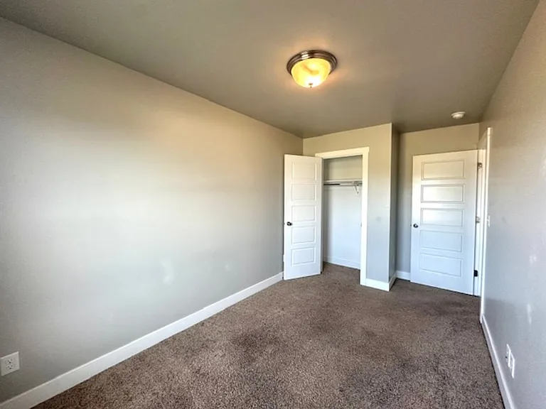 385 S 480 W — Photo 11
