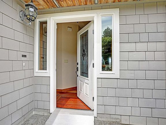 2nd image of 670 Island View Dr