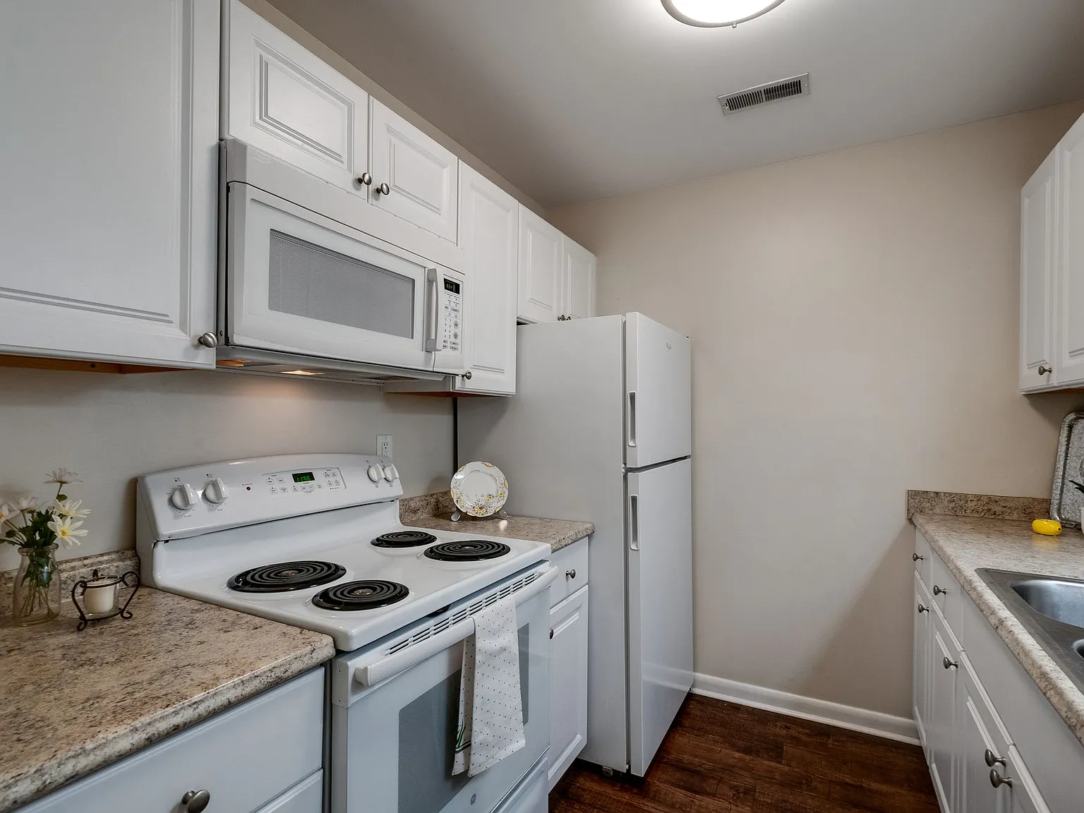 2 bed, 936 sqft, $1,650 — Photo 4