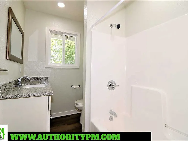 1907 Grace Ave #A — Photo 10