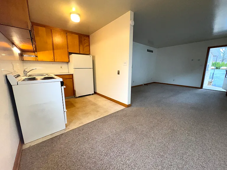 573 N Walnut St #W — Photo 5