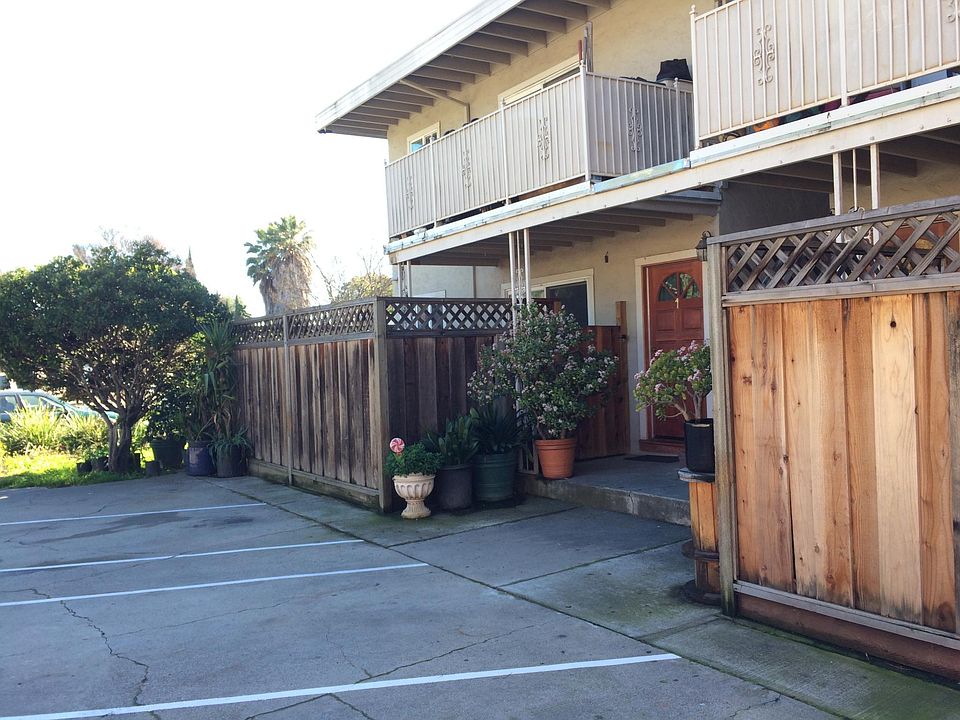 1st image of 927 Ravenscourt Ave #1