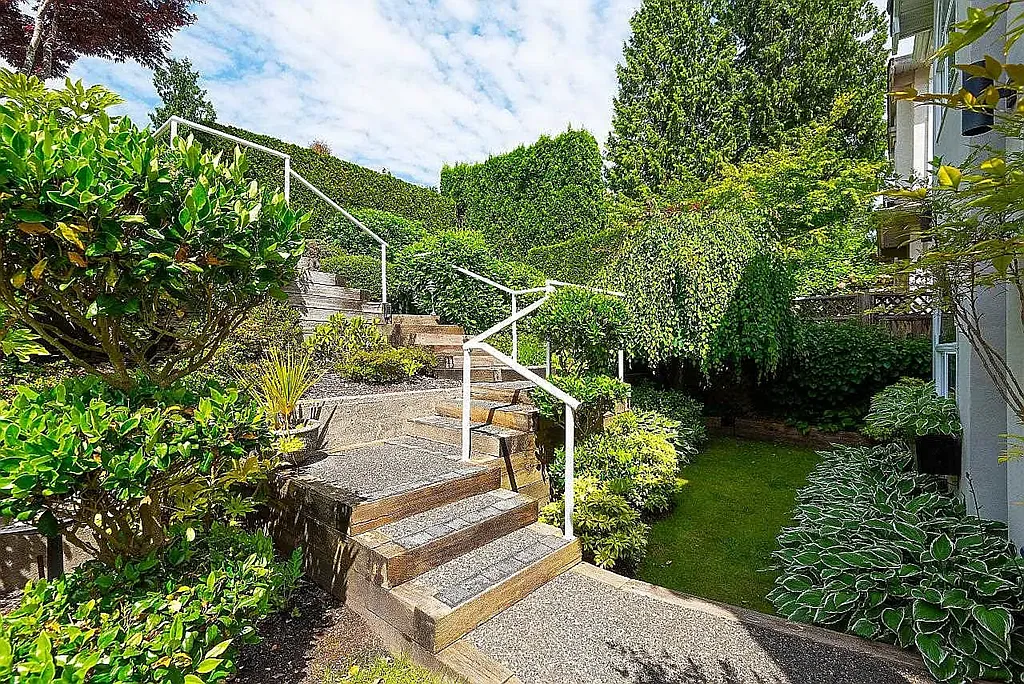 W 24th St, North Vancouver — Photo 4