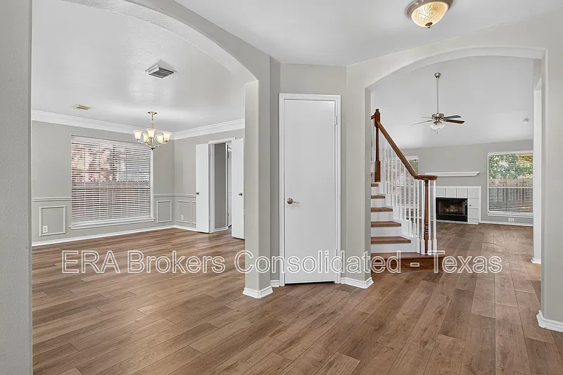 4 bed, 2.5 bath, 2611 sqft, $2,050 — Photo 3