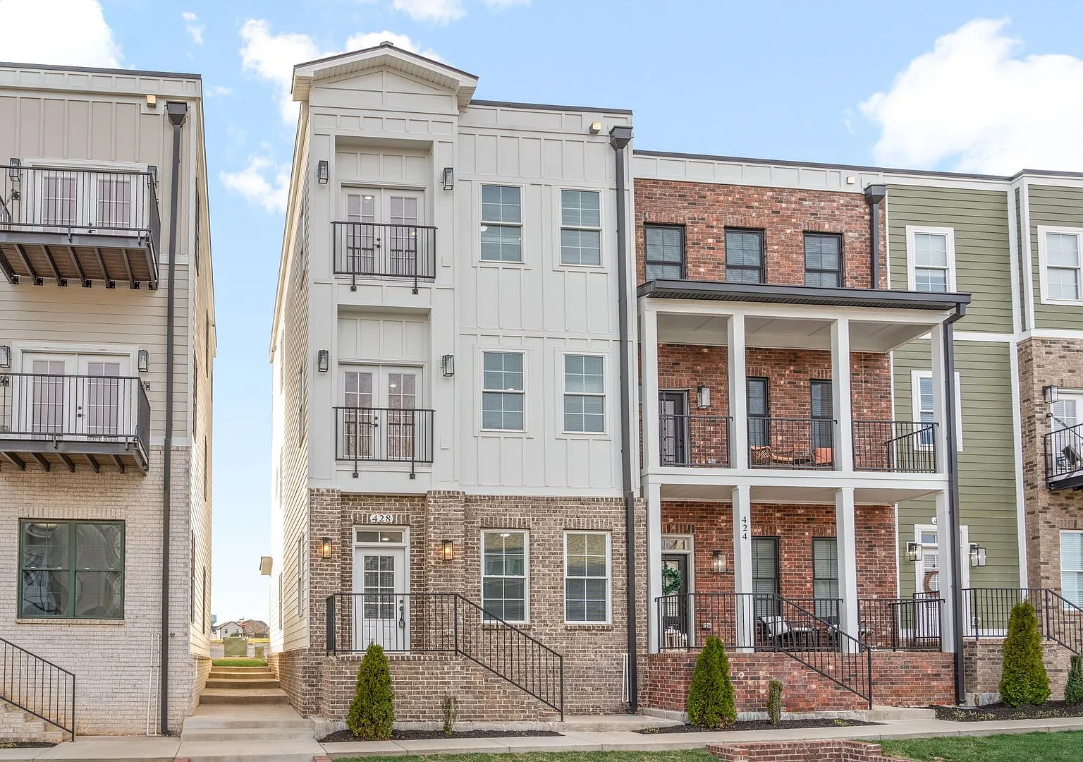Gorgeous 3 Story 4 Bedroom Pet Friendly Home For Rent! — Photo 2