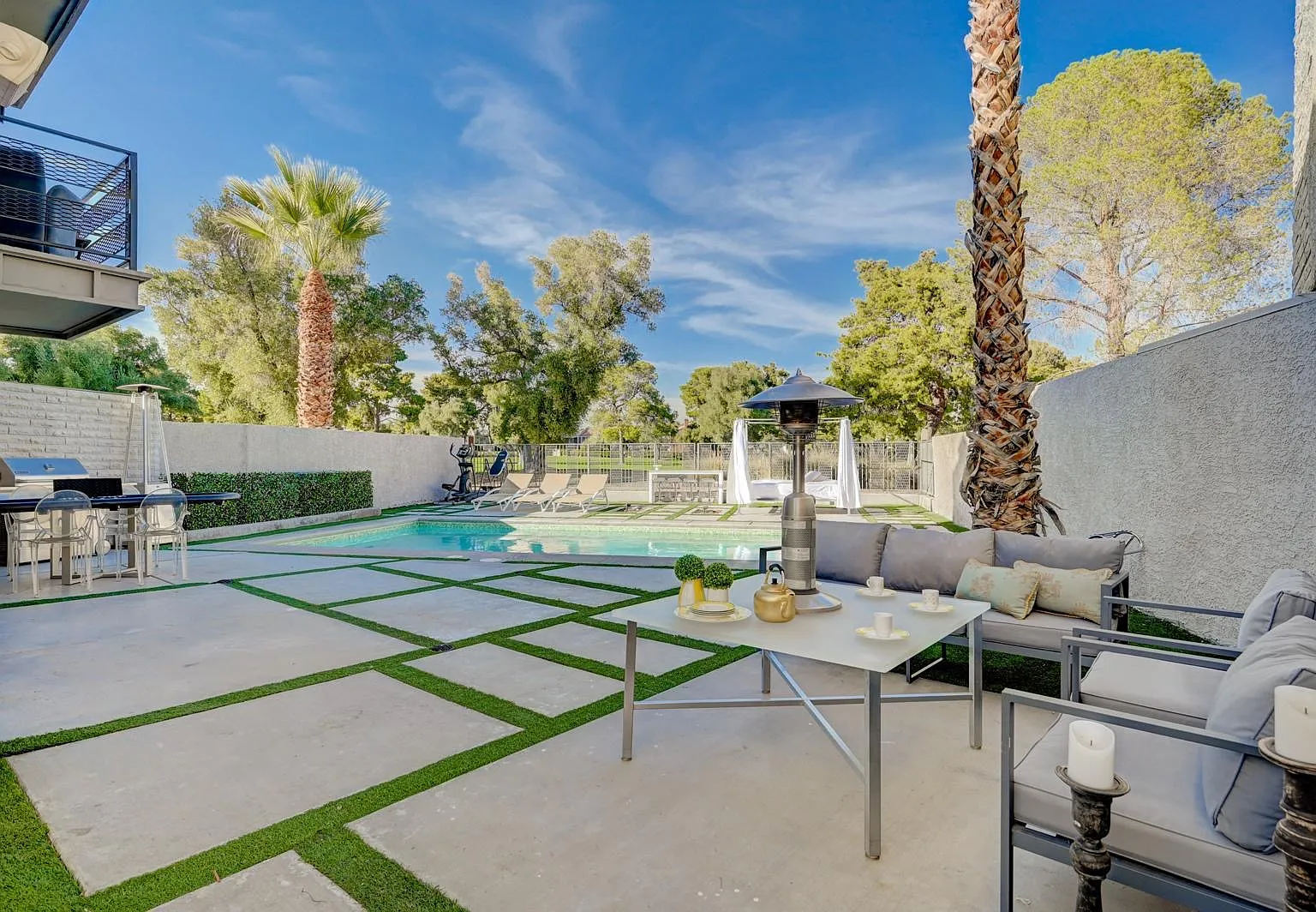 964 Vegas Valley Dr — Photo 2