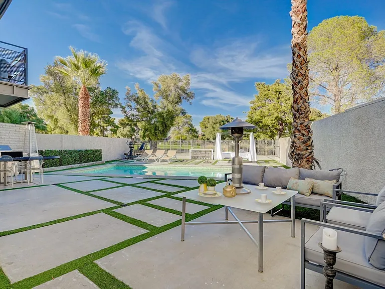 964 Vegas Valley Dr — Photo 2