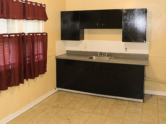 3rd image of 865 Clifford Ave #Up