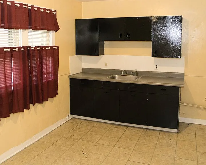 865 Clifford Ave — Photo 3