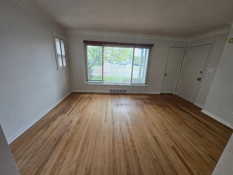 506 W Twelve Mile Rd — Photo 10