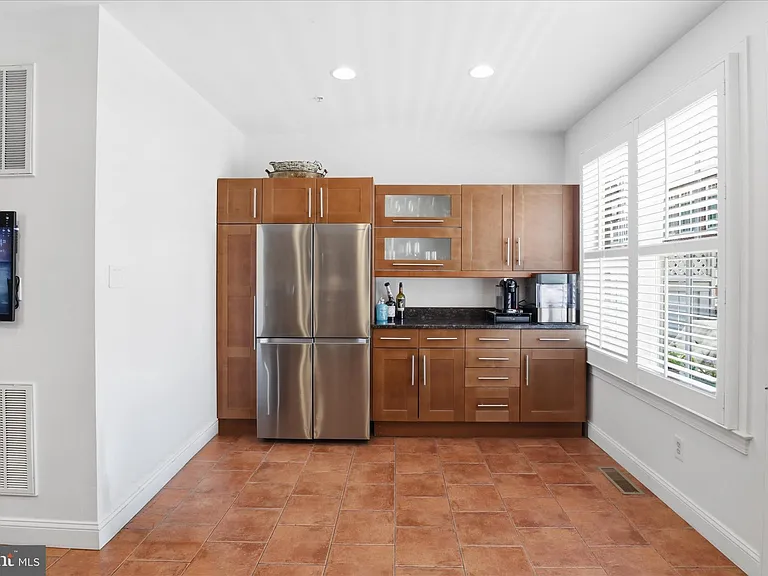 301 S Henry St — Photo 10