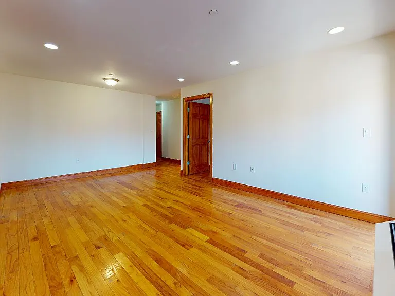 84-14 143rd St #Penthouse 2 — Photo 2