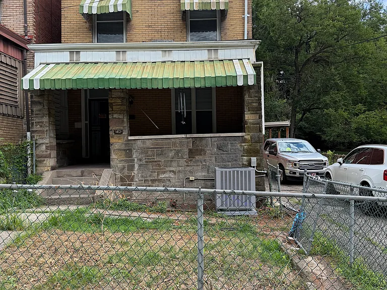 142 Robinson St — Photo 1