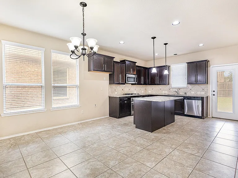 208 Whitman Dr — Photo 5