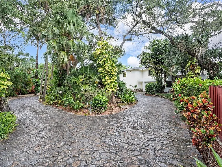 1240 SW 14th Ave — Photo 2