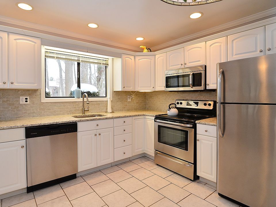 1st image of 10 Hyannis Ct