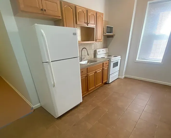 4523 Pulaski Ave — Photo 2