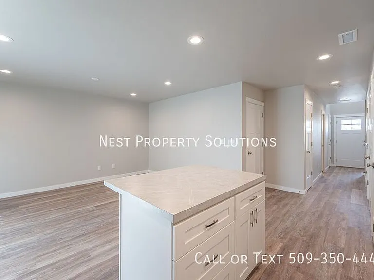 651 Hargraves Ave NE #B — Photo 13