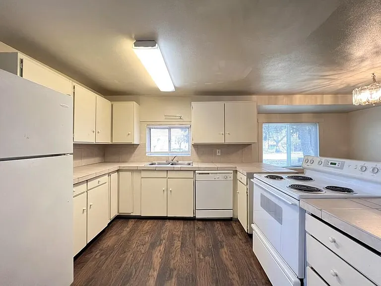 300 E 44th St — Photo 13