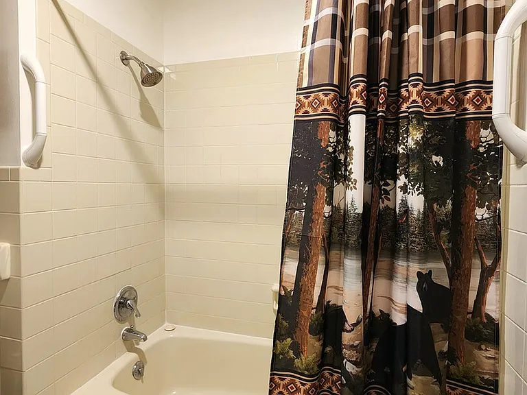 Hillcrest Dr — Photo 17