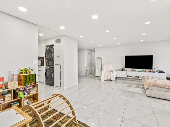 427 Harmon Cove Tower image 7 of 24