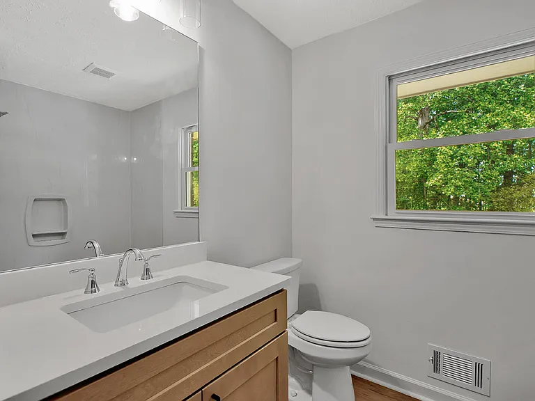 200 Meadowbrook Ct #B — Photo 16