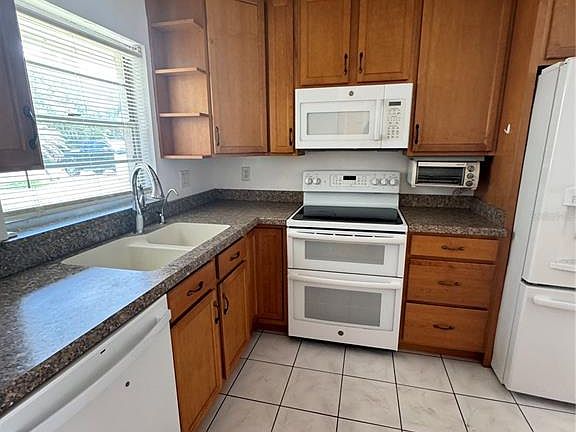 3rd image of 427 Greenfield Rd