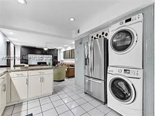 4 bed, 3.0 bath, 2408 sqft, $4,000 — Photo 2