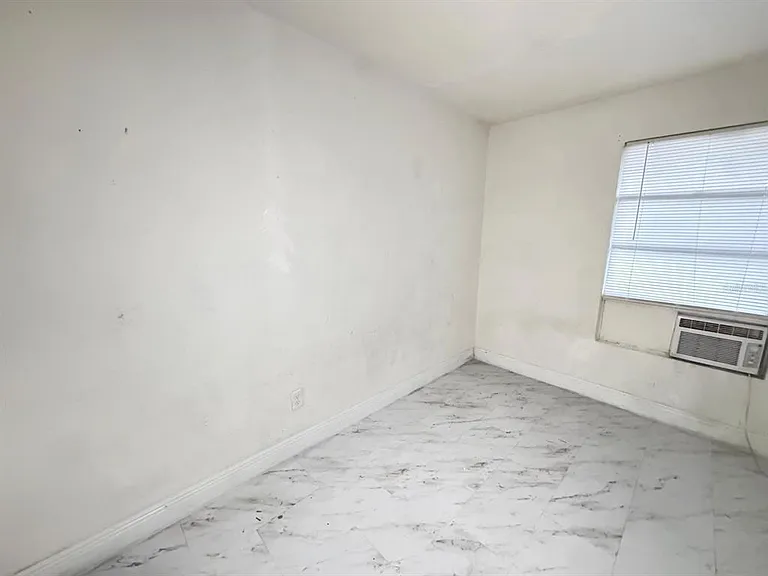 229 S Candler Ave — Photo 14