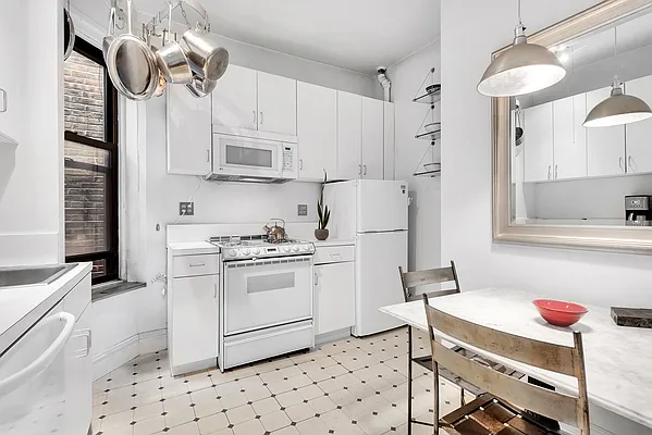 Sold by Bond New York | media 4