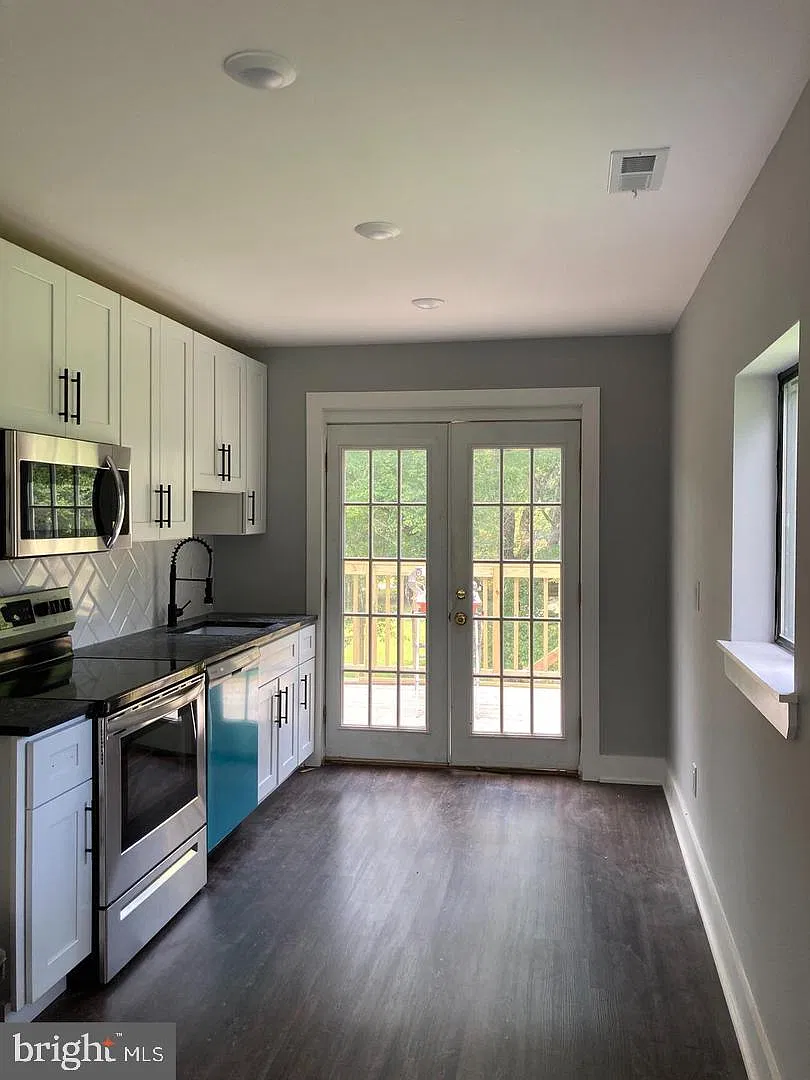 1 bed, 1.0 bath, 880 sqft, $1,800 — Photo 2