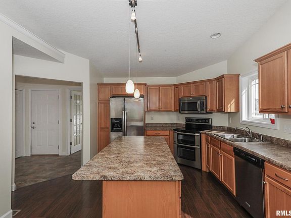 3rd image of 1550 Parkview Ln